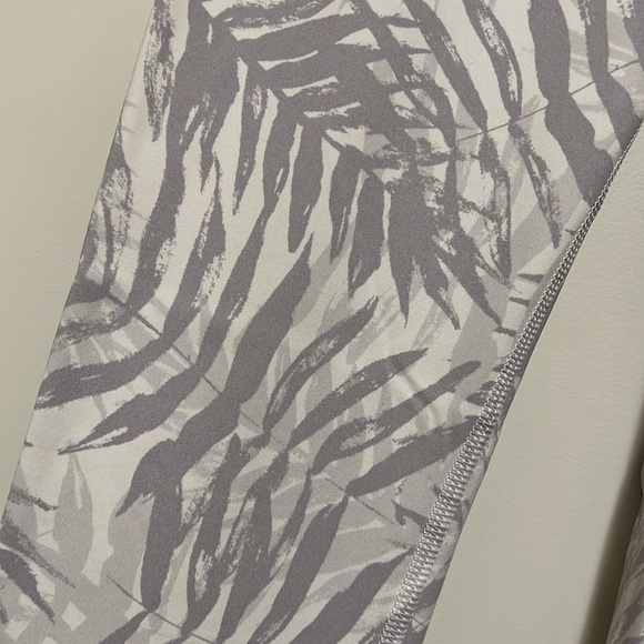 White and grey patterned lulu leggings - Picture 2 of 4